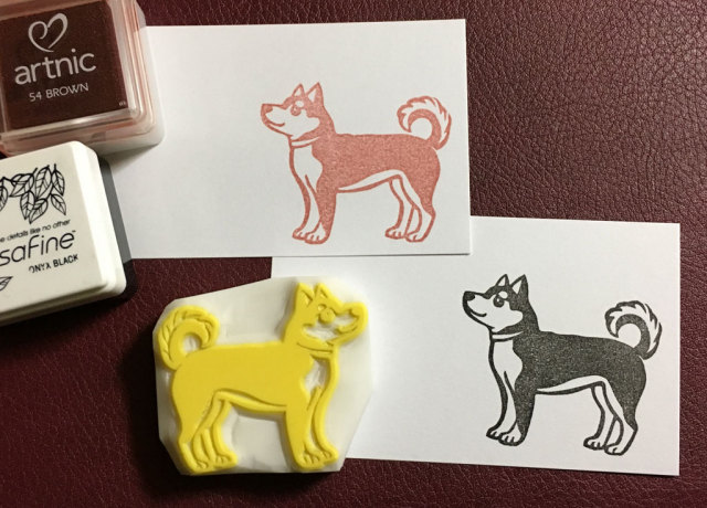 見上げる大きめ柴犬の消しゴムはんこ　作品